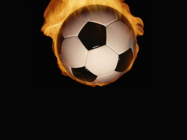 Tapety 640x480 cz2 - soccer-ball-in-flames.jpg