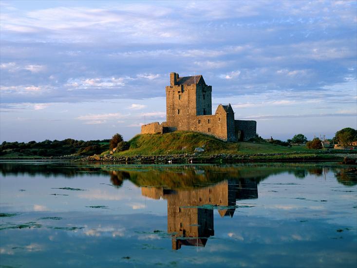 zamki i palace świata - Dunguaire_Castle_Kinvara_County_Clare_Ireland.jpg