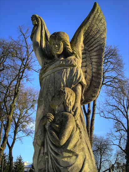ANIOL STROZ NIEWIDZIALNY PRZYJACIEL - Guardian_Angel_-_Statue_on_the_Krasnystaws_cemetery.jpg