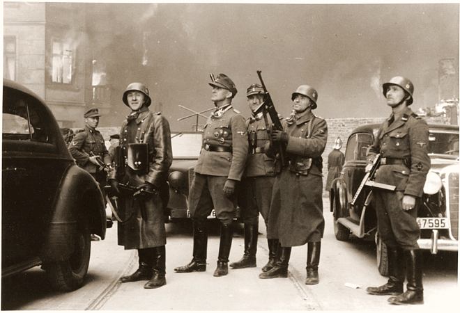 archiwalne fotografie II wojna światowa - Stroop_Report_-_Warsaw_Ghetto_Uprising_03.jpg