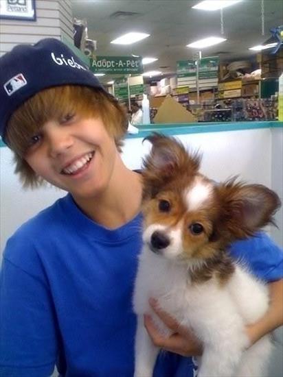 Justin Bieber zdjęcia - justin-bieber-i-jego-pies.jpeg