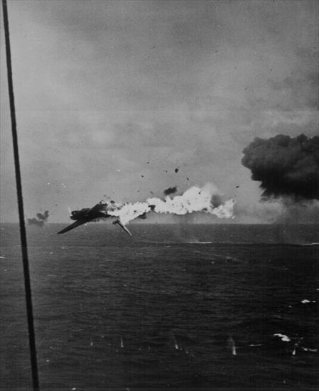 Zdjęcia 2-go wojenne - odd ww2 torpedo bomber explodes off kwajalein.jpg