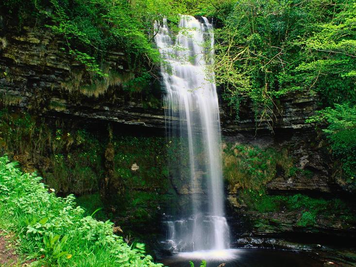 IRLANDIA - Glencar_Waterfall,_County_Leitrim,_Connaught,_Ireland.jpg