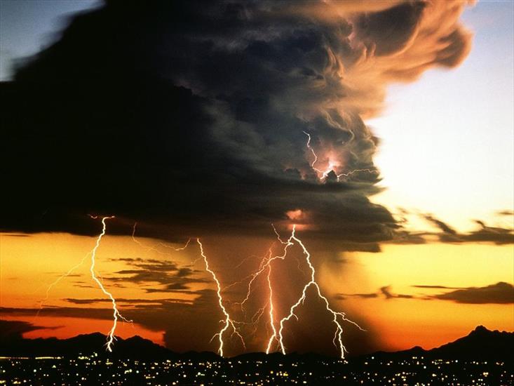 Widoki - lightning_storm_over_city_lights.jpg