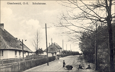 Gischewald-Giszowiec dawniej1 - schulstrasse-ul.Szkolna ok.1910.jpg