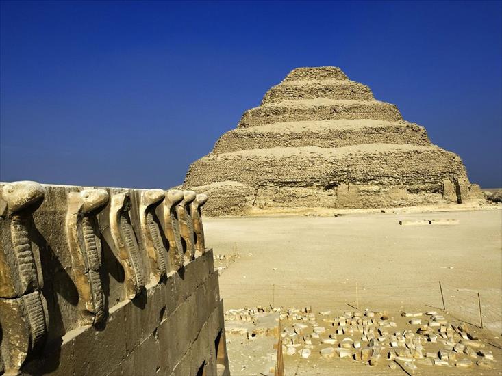 TAPETY-Najpiękniejsze miejsca - Cobra Figures and the Step Pyramid, Saqqara, Egypt.jpg