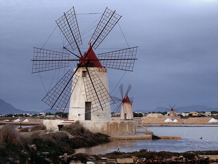 Krajobrazy - Windmills at Infersa Salt Pans, Marsala, Sicily, Italy.jpg