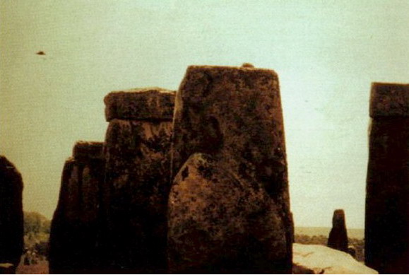 TAJEMNICE UFO - 1990  -  Stonehenge, England, UK.jpg