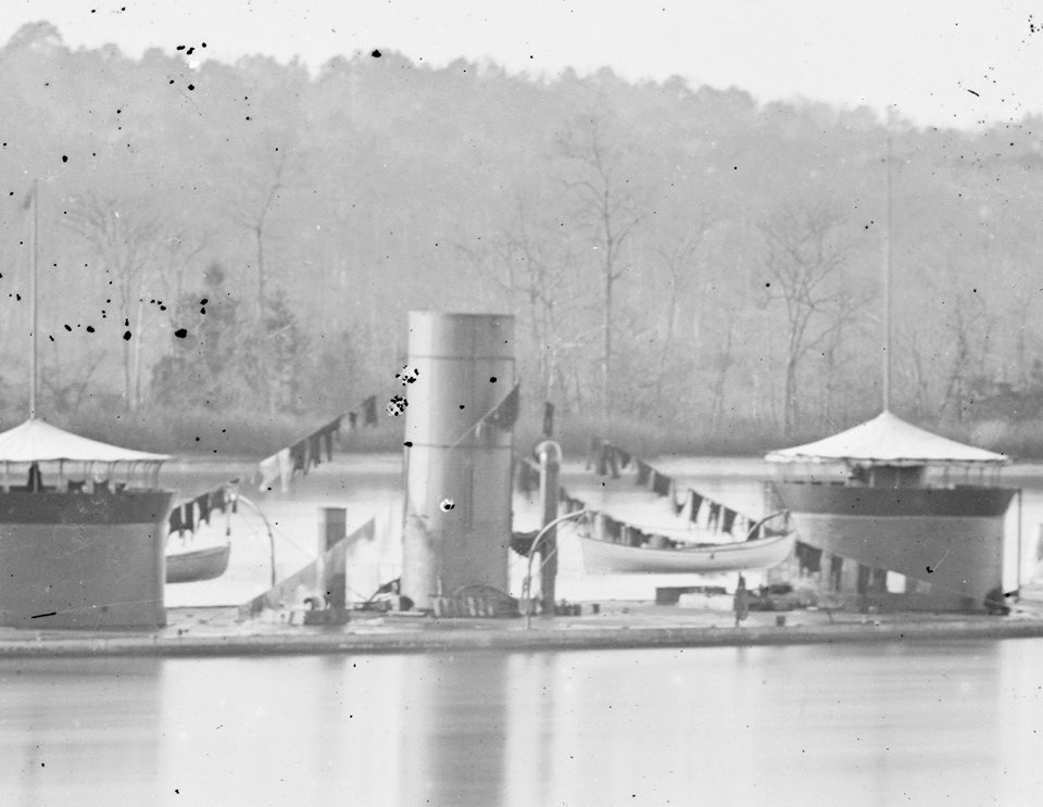 Marynarka, artyleria - detail Aikens Landing, Virginia. Double-turreted monitor U.S.S. on James River.jpg