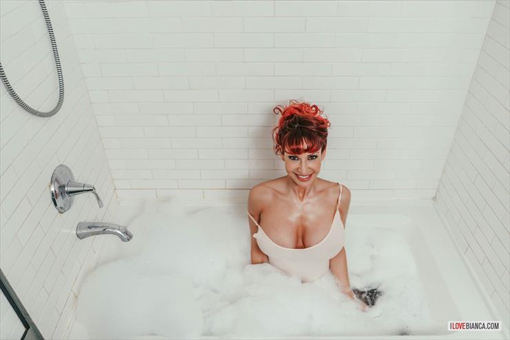 Bianca Beauchamp - Showered With Love 2018 - 2018-09-showered-with-love-087220-020.jpg