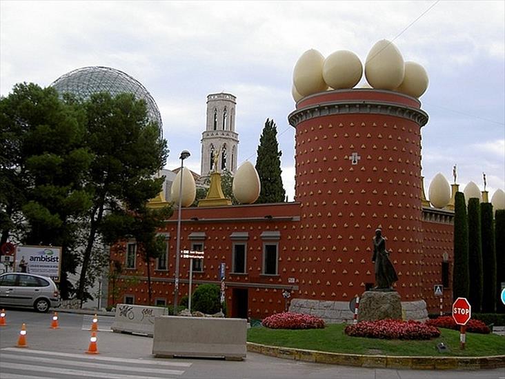 DZIWNE BUDYNKI - The Torre Galatea Figueras Spain.jpg
