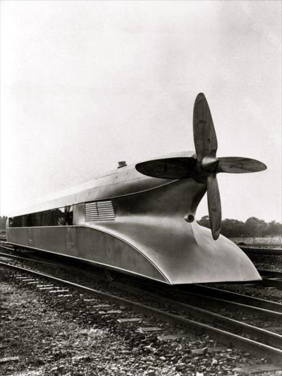 niesamowite pociągi - Schienenzeppelin  niemiecki pociąg napędzany śmigłem 1930.jpg