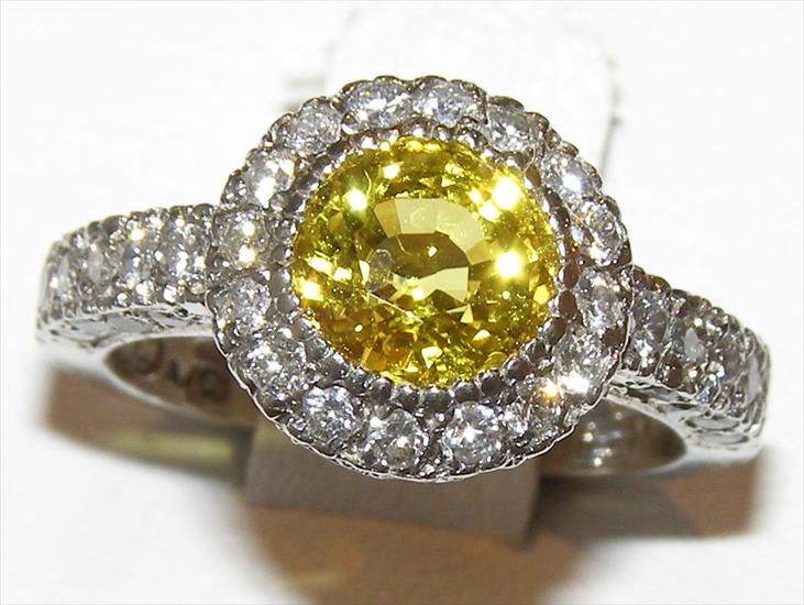tapety -  BIŻUTERIA,KLEJNOTY - yellow-sapphire-and-diamond-ring DesktopNexus.com.jpg