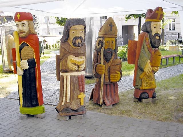 Polskie ule i pasieki - Ule figuralne muzeum Klyczbork1.jpg