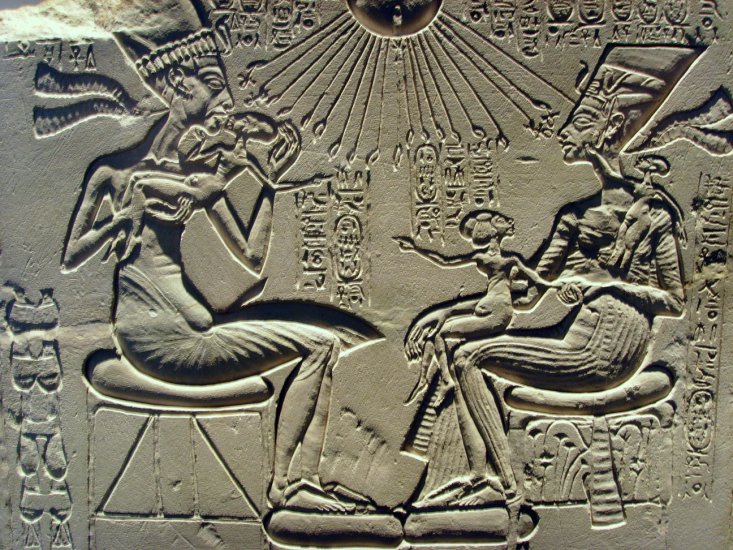 Magiczny Egipt - _Akhenaten_Nefertiti_and_their_children.jpg