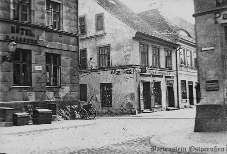 Bartoszyce  zdjęcia  ARCHIWALNE - bartenstein Wejście na deptak Początek XX w. Po lekkim retuszu.jpg