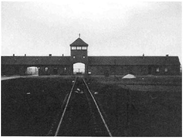 Auschwitz - Birkenau - 08 et 09.02.2004 - Jurgen Kahlert  Harald Nadolny_Ingresso di Birkenau.jpg