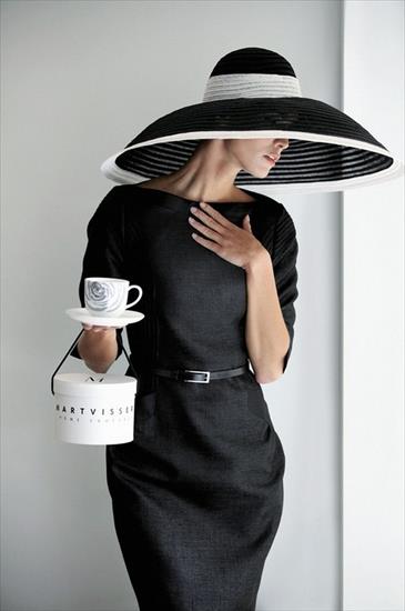 Ona w kapeluszu - Time for tea.jpg