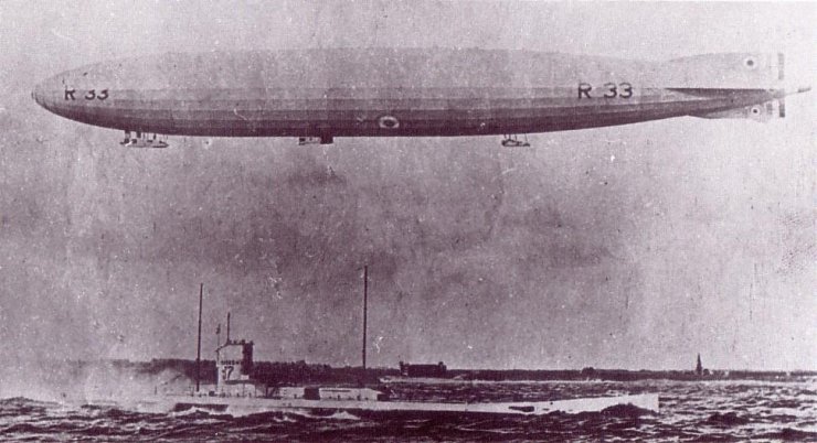 Okręty - March 1919 Soon bound for Australia, HMA submarine J7 passes below Britains new airship R-33.jpg