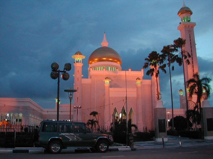 Architektura - Omar Ali Saifuddien Mosque in Brunei nightfall.jpg
